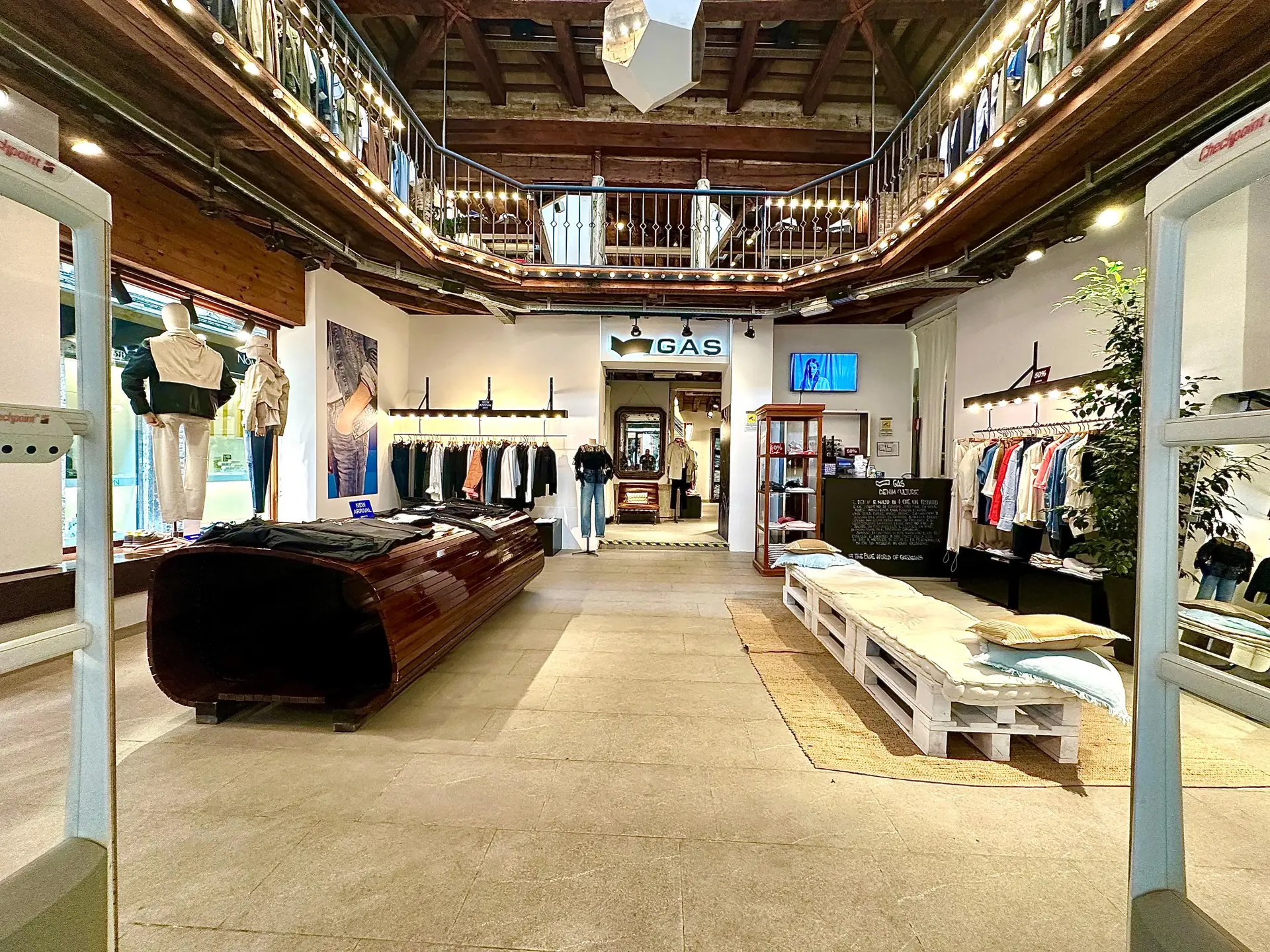 Palazzetto Commerciale — interno 1