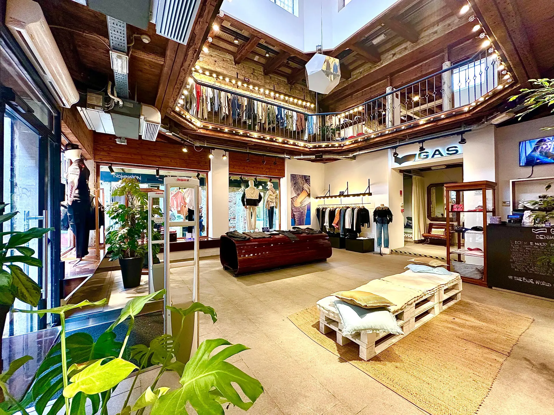 Palazzetto Commerciale — interno 2